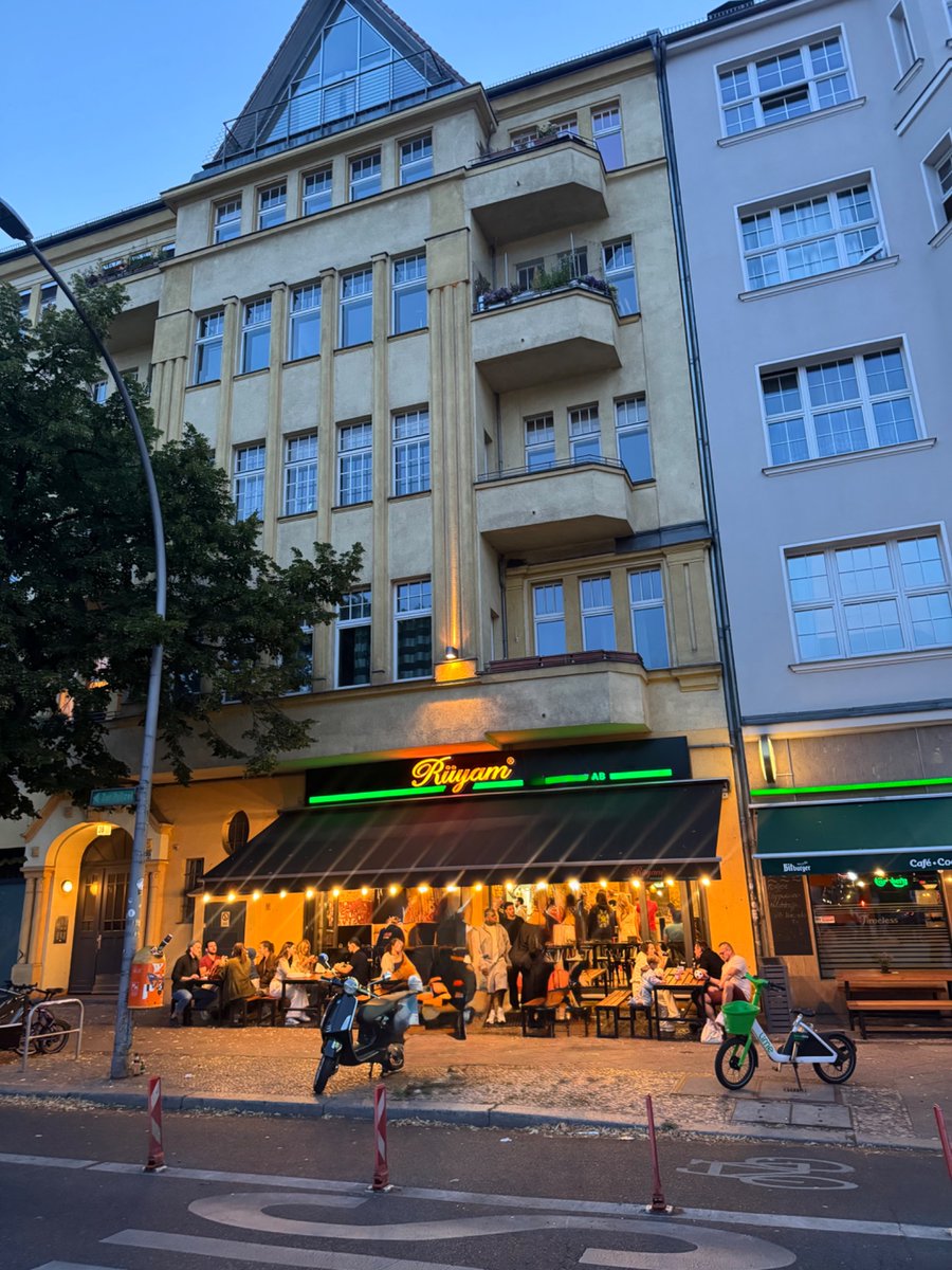 kaysthetic_'s tweet photo. Romba azhagana ooru. berlin 🥺 https://t.co/KildLt5CiP