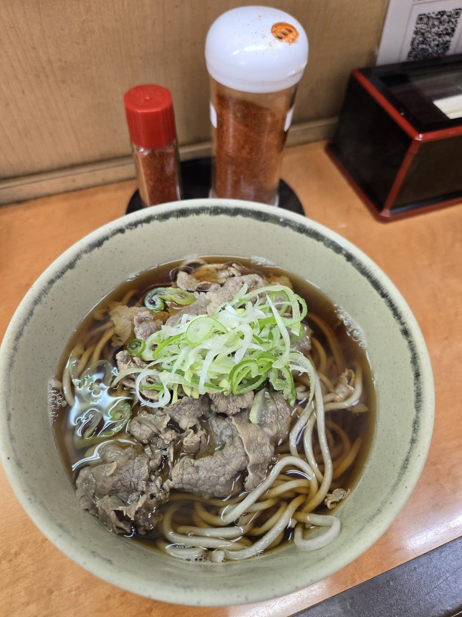 intermax9999's tweet photo. 牛肉どまん中弁当の製造元がやってる米沢駅の立ち食いそば屋で牛肉そば。旨かったよ。 https://t.co/32yMblXgBb