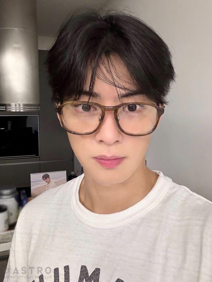 330film's tweet photo. selfie king cha eunwoo needs to make a comeback https://t.co/Lxx25MFIkp