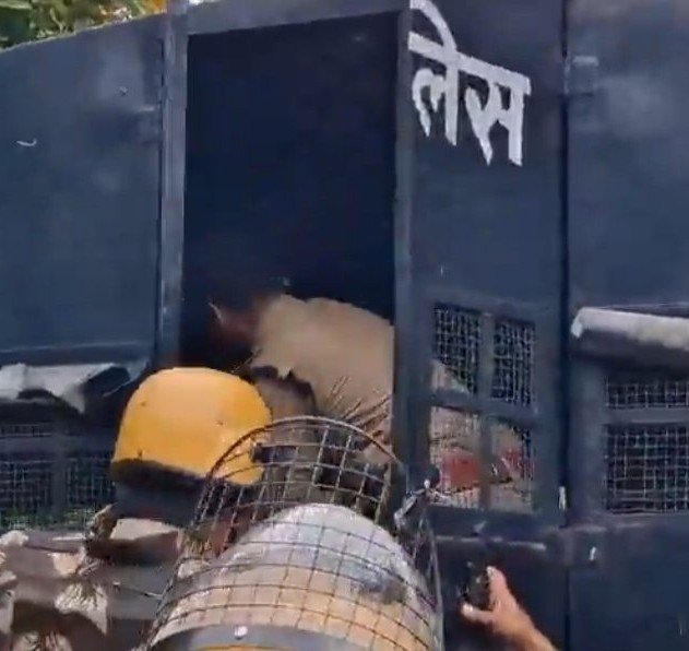 Pritamkrbauddh's tweet photo. अन्याय के खिलाफ मेरठ कूच! 

भीम आर्मी और आज़ाद समाज पार्टी के राष्ट्रीय अध्यक्ष चंद्रशेखर आज़ाद जी बहुत जल्द पूरी ताकत के साथ मेरठ आ रहे हैं। 

पीड़ित परिवार को न्याय दिलाने के लिए हमारा संघर्ष तब तक जारी रहेगा, जब तक दोषियों को सजा नहीं मिल जाती।प्रशासन ने जिस तरह का संवेदनहीन रवैया अपनाया है, वह बेहद निंदनीय है। 

बहरे प्रशासन को जगाने और सत्ता के अहंकार को तोड़ने के लिए भीम आर्मी और आज़ाद समाज पार्टी के सभी कार्यकर्ता अपनी कमर कस लें। अब चुप बैठने का वक्त नहीं है, बल्कि हर ज़ुल्म का डटकर जवाब देने का वक्त है।

न्याय की इस लड़ाई में हम लोकतांत्रिक और संवैधानिक तरीके से अपनी आवाज़ बुलंद करेंगे। प्रशासन को जनता के प्रति अपनी जवाबदेही सुनिश्चित करनी होगी। 

सभी साथी एकजुट रहें, मेरठ में न्याय की मांग के लिए हम शांतिपूर्ण और मज़बूत तरीके से अपनी बात रखेंगे।