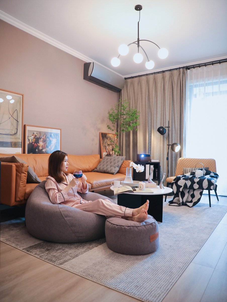 MRJRK1's tweet photo. [Tried the immersive AR shopping experience yesterday—scrolling, tapping, and “holding” virtual furniture in my living room felt so real. Game changer for online shopping!]， https://t.co/q6bXDa40hU