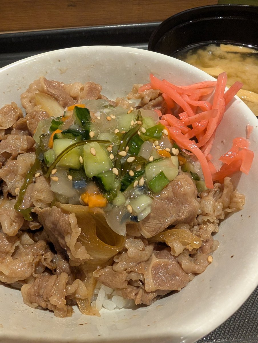 Dreamonjack's tweet photo. 昼はこれ( ´∀`)σ

やたら牛めしにした😋

やたらって何？

やたら美味いんだけど😮 https://t.co/mz682jACol