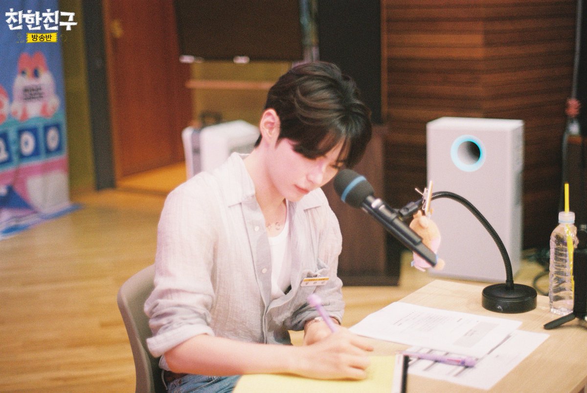 mbcbf_bf's tweet photo. 🏫친친방🏫

#친한친구방송반
#성한빈  @sunghanbin_twt

햄냥디 없어서 허전한 사람~!
ㄴ저요저요저요벌써부터그립습니다..

그래서 낋여왔습니다 비하인드 컷📸

더위와 습기도 잊을 만큼 행복했던 🐹🐱햄냥디와의 방송은
유튜브 🖤아이돌라디오 유니버스 채널🖤에서
언제든 다시 보실 수 있습니다🫶 https://t.co/LjdkS6WCYa
