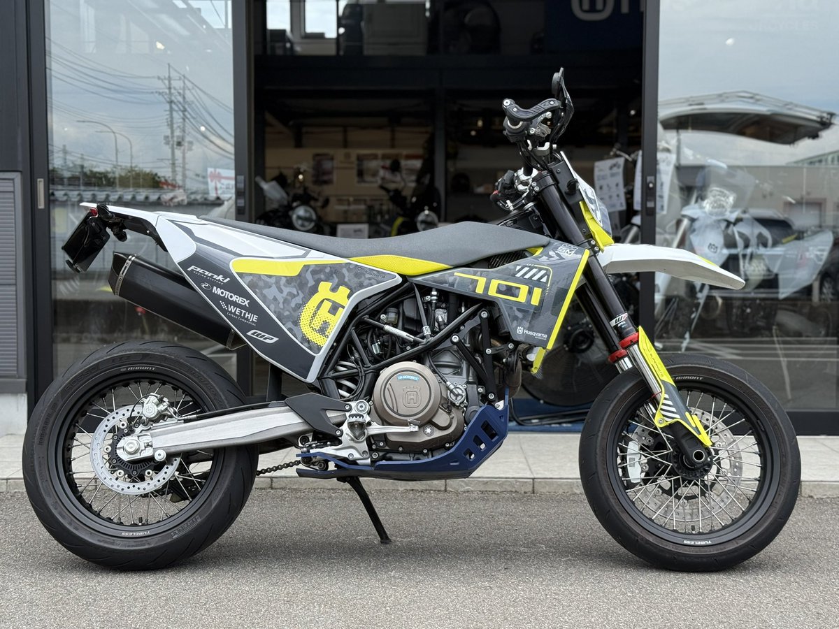 ktm_suzuki's tweet photo. 🔥新規入荷車両🔥
ハスクバーナの大人気車両 701 スーパーモトが入荷！
カスタム済みのカッコいい車両です♪
当店で新車から販売＆管理させていただいている2オーナー車両です♪
お乗り出し「1,348,000円(税込)」にて販売中🔥

https://t.co/Dff2a3tNDp https://t.co/CILlLR4I44