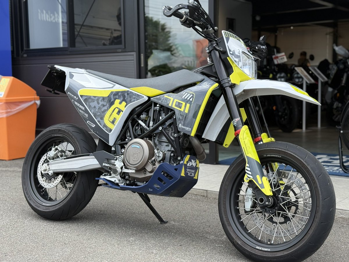 ktm_suzuki's tweet photo. 🔥新規入荷車両🔥
ハスクバーナの大人気車両 701 スーパーモトが入荷！
カスタム済みのカッコいい車両です♪
当店で新車から販売＆管理させていただいている2オーナー車両です♪
お乗り出し「1,348,000円(税込)」にて販売中🔥

https://t.co/Dff2a3tNDp https://t.co/CILlLR4I44