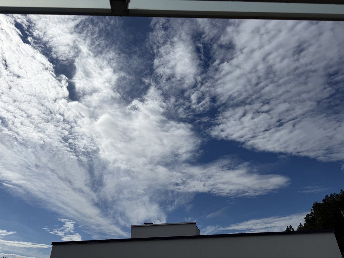 Chan_1701's tweet photo. @IonisedSkyWatch From Norway 🇳🇴 https://t.co/HhYJ88EIho