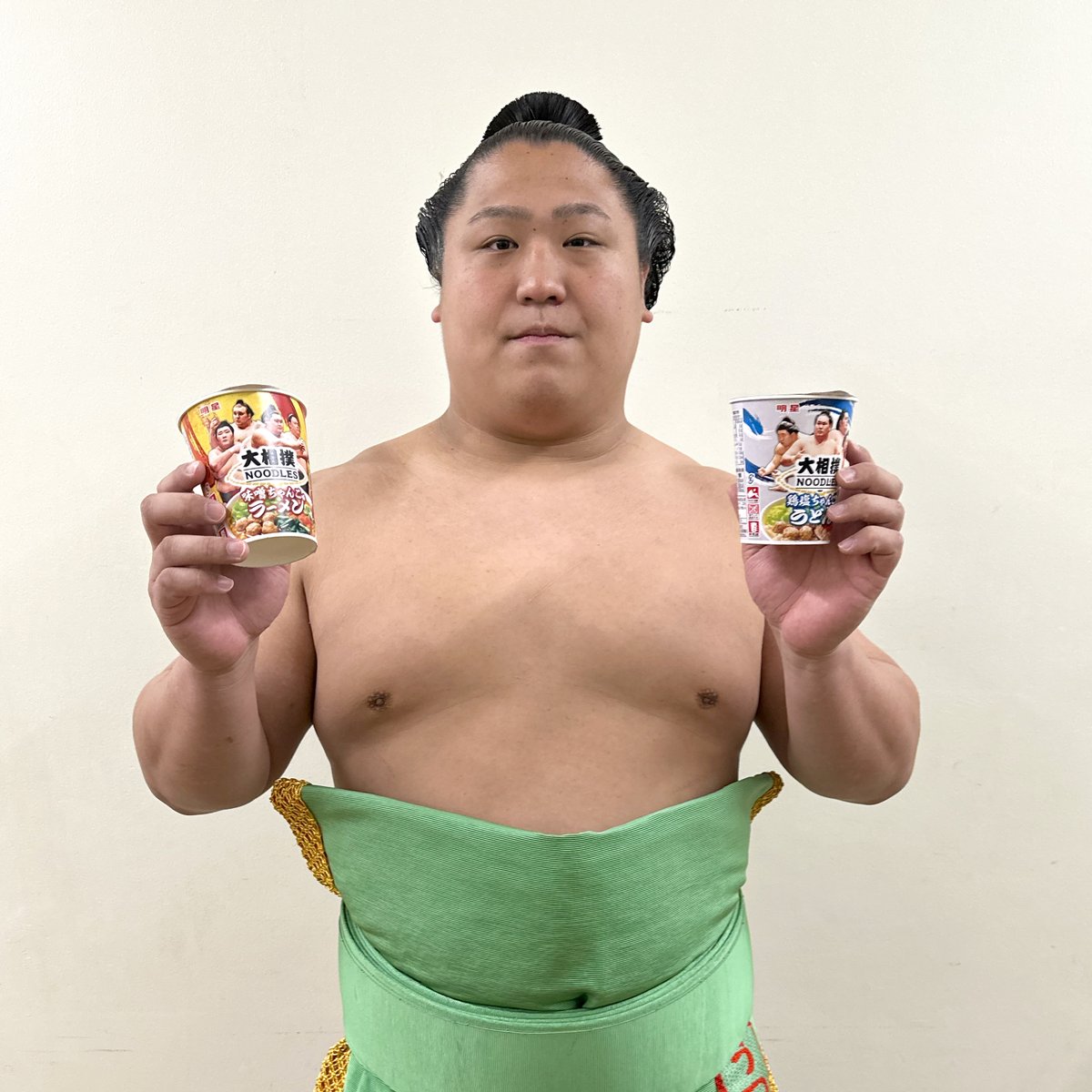 myojofoods_jp's tweet photo. ／ 
日本相撲協会監修カップめん第二弾が登場📢
＼ 
25年11月に発売した第一弾の好評を受けて、デザインを新たに第二弾を7月13日(月)に発売します👏
発売を記念して熱海富士関と若隆景関に写真を撮っていただきました！
前回から登場力士が変更になり、フタはそれぞれ6名の力士を起用した各6種類あります👀
ぜひ店頭で推し力士のフタを探してみてください🌸
期間限定発売なので、推しがいる方はお忘れなく！
もうすぐ開幕する7月場所、カップめんを手に楽しみましょう🍜
https://t.co/sUciproZjd
#明星食品 #日本相撲協会 #カップ麺