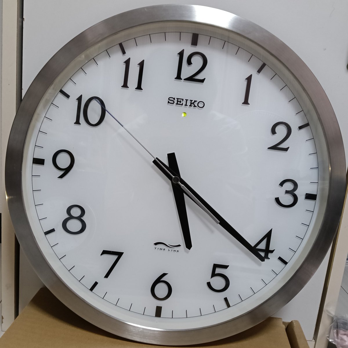 ICC_3100J's tweet photo. タイムリンク2つ目買いました。
手動受信中の挙動がリズムの2秒点滅みたいな動きしますね。
タイムリンク時計の素晴らしいのは手動受信中秒針止めずに受信してくれるんですよね。しかも誤差1秒未満であれば0秒に止まることなくそのまま動いてくれるのもポイント高い https://t.co/0M1yrxLmEl