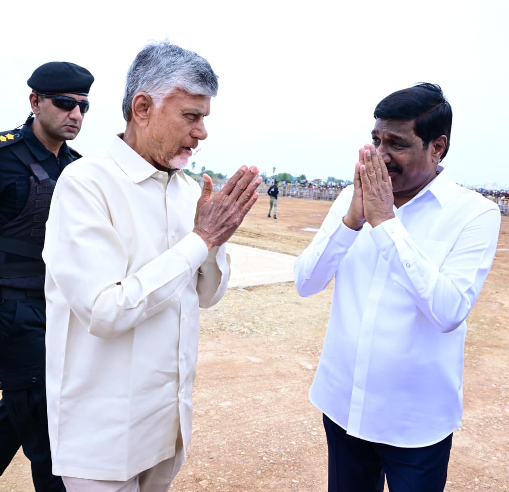 AndhraPradeshCM's tweet photo. గౌరవ ముఖ్యమంత్రి శ్రీ నారా చంద్రబాబు నాయుడుకు నేడు బనగానపల్లెలో ప్రజాప్రతినిధులు, అధికారులు ఘన స్వాగతం పలికారు.
#AndhraPradesh https://t.co/xiNafJscIg
