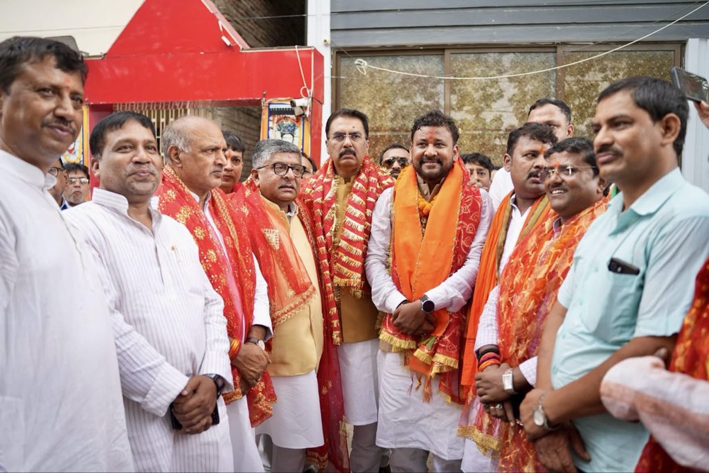 sanjay_saraogi's tweet photo. आज गोलघर पार्क रोड, पटना स्थित माँ श्री श्री अखंडवासिनी मंदिर में 182- बांकीपुर विधानसभा उपचुनाव के एनडीए प्रत्याशी श्री अभिषेक कुमार जी के साथ विधिवत पूजा-अर्चना कर माँ का आशीर्वाद प्राप्त किया तथा उनकी विजय एवं प्रदेश की सुख-समृद्धि के लिए प्रार्थना की।

इस अवसर पर पूर्व केंद्रीय मंत्री एवं सांसद माननीय डॉ. रविशंकर प्रसाद जी, सांसद श्रीमती शांभवी चौधरी जी, हम (HAM) पार्टी के प्रदेश अध्यक्ष डॉ. अनिल कुमार सिंह जी, विधायक श्री रत्नेश कुमार कुशवाहा जी तथा विधायक श्री संजय कुमार गुप्ता जी की गरिमामयी उपस्थिति रही।

#NDA4Bihar