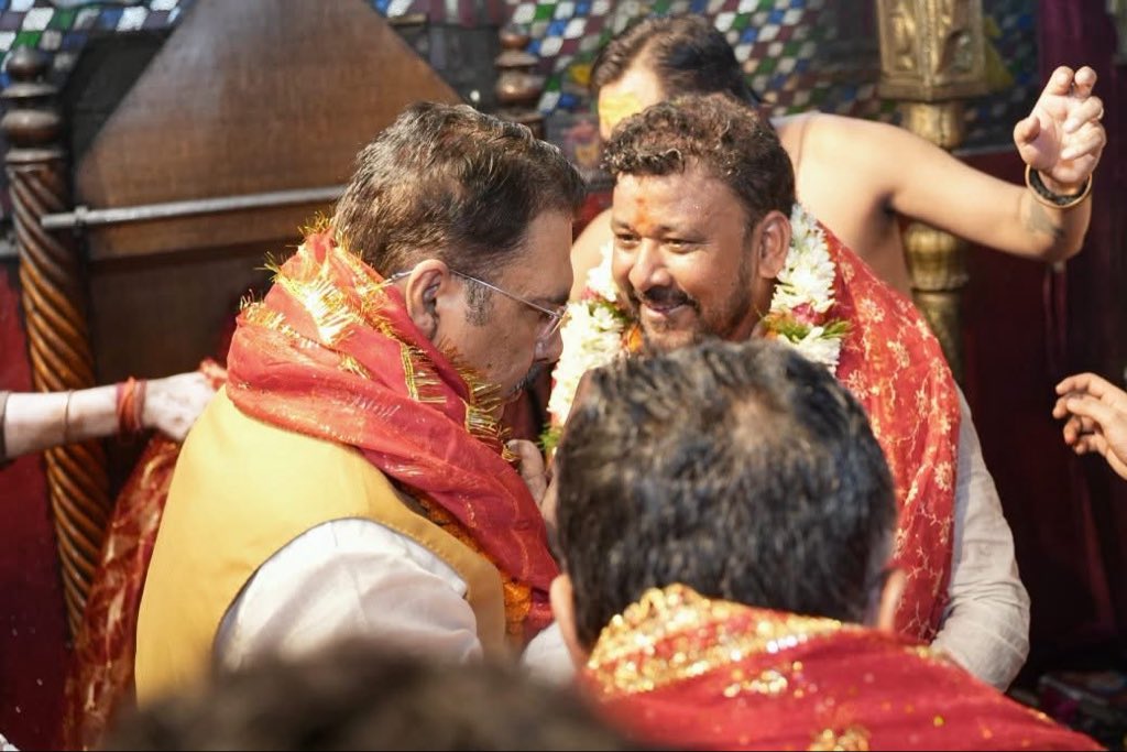 sanjay_saraogi's tweet photo. आज गोलघर पार्क रोड, पटना स्थित माँ श्री श्री अखंडवासिनी मंदिर में 182- बांकीपुर विधानसभा उपचुनाव के एनडीए प्रत्याशी श्री अभिषेक कुमार जी के साथ विधिवत पूजा-अर्चना कर माँ का आशीर्वाद प्राप्त किया तथा उनकी विजय एवं प्रदेश की सुख-समृद्धि के लिए प्रार्थना की।

इस अवसर पर पूर्व केंद्रीय मंत्री एवं सांसद माननीय डॉ. रविशंकर प्रसाद जी, सांसद श्रीमती शांभवी चौधरी जी, हम (HAM) पार्टी के प्रदेश अध्यक्ष डॉ. अनिल कुमार सिंह जी, विधायक श्री रत्नेश कुमार कुशवाहा जी तथा विधायक श्री संजय कुमार गुप्ता जी की गरिमामयी उपस्थिति रही।

#NDA4Bihar