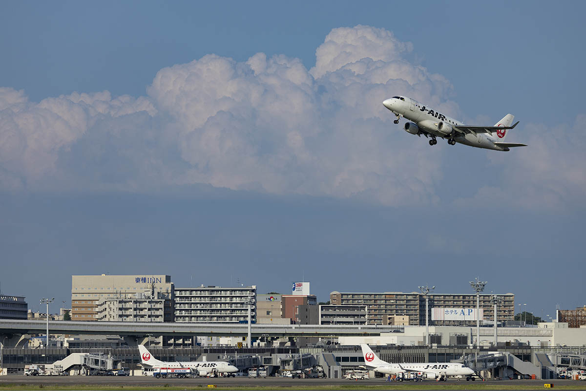 enoshima_ss's tweet photo. 2026.06.29 伊丹空港 猪名川土手
J-AIR  Embraer 
#伊丹空港　#jair https://t.co/n1Hj1Q2PTL