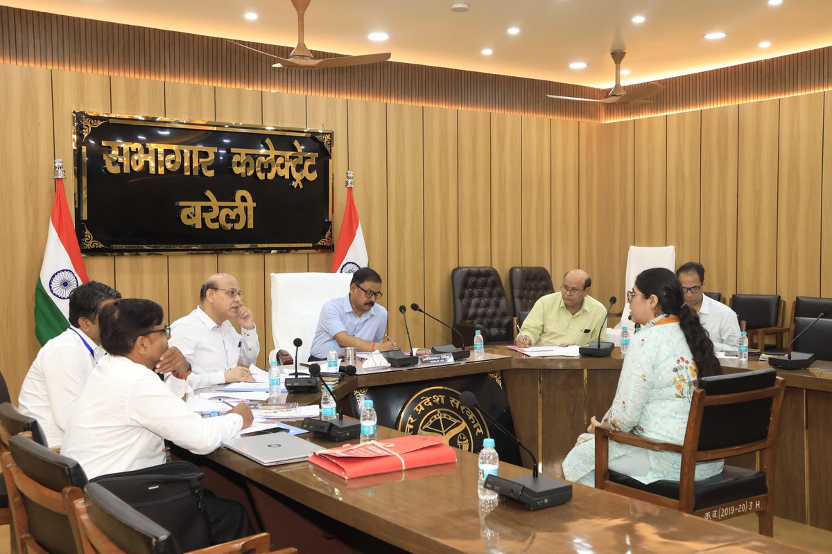 dmbareilly's tweet photo. आज कलेक्ट्रेट सभागार में जनपद के विभिन्न चिकित्सालयों में रिक्त पदों पर नियुक्ति हेतु एम०बी०बी०एस० संविदा चिकित्सा अधिकारियों के चयन के लिए आयोजित वॉक-इन-इंटरव्यू में प्रतिभाग किया गया। इस अवसर पर अभ्यर्थियों के साक्षात्कार की प्रक्रिया निर्धारित मानकों एवं पारदर्शिता के साथ संपन्न कराई गई।