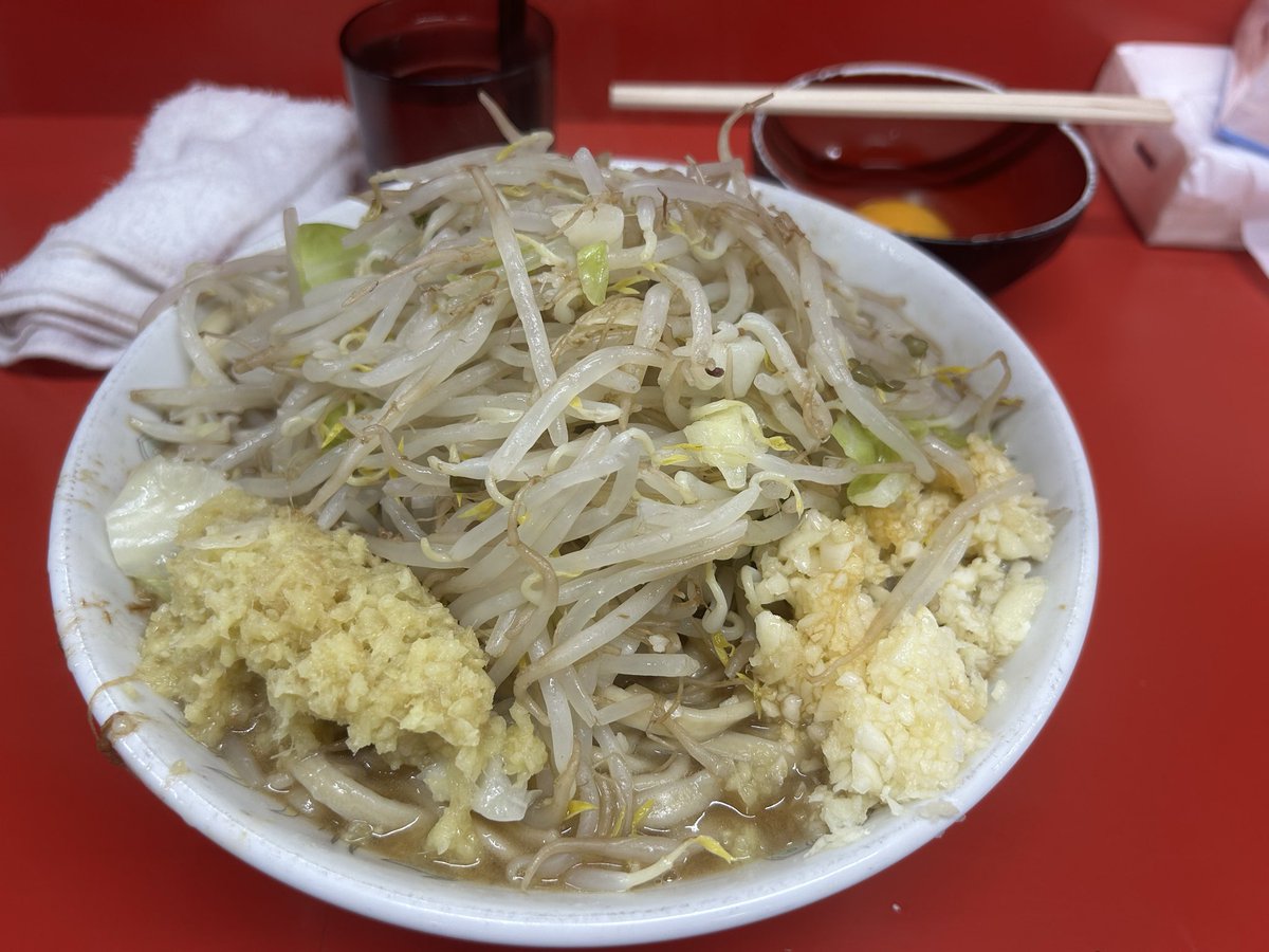 suzuki_mogura's tweet photo. 【感謝】
ラーメン二郎　仙台店2
ラーメン小・ニンニク多め（980円）＋生卵（70円）＋生姜（50円）
スープをずずっと口にした刹那、色彩あふれ広がる心、感謝の念。
それは母なる大地、父なる海、愛しき空、包んでくれる全て、果てなきもの。
この世の全てがにこやかであり、愛であり、そしてうまい。 https://t.co/JtN8z2vgBY