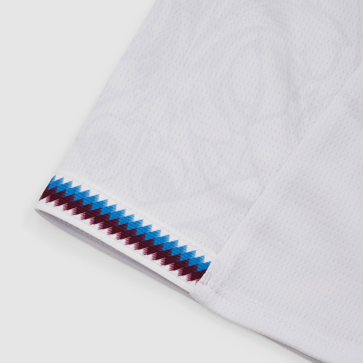 TheShirtUnion's tweet photo. ⬜️| @WestHam Away 26/27

Returning to a white away shirt, featuring Claret as well as subtle patterns inspired by the ornate ceiling of the iconic Boleyn Tavern woven into the fabric.

A really well pull together away shirt 👏 https://t.co/uqj6otMdvZ