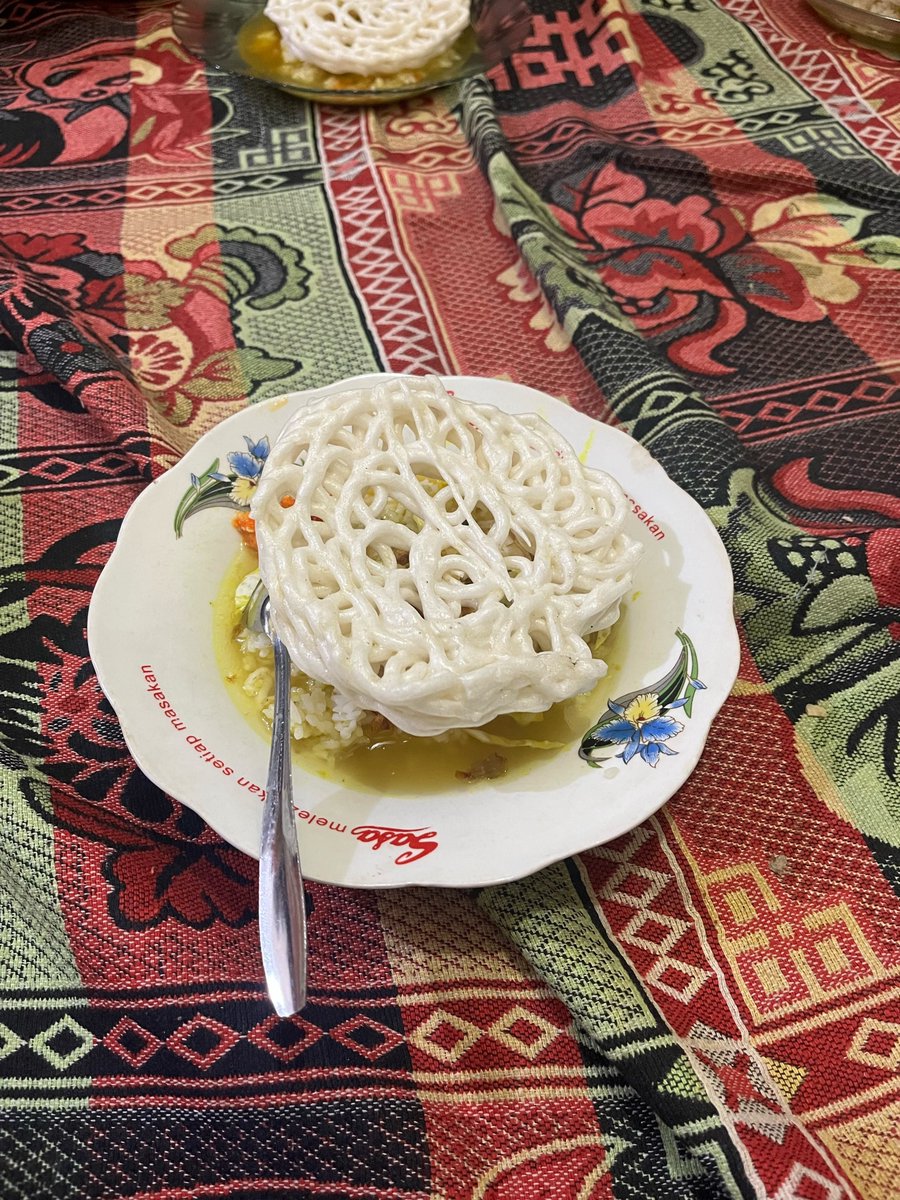 Smash1014314's tweet photo. Hari ini aku mengalami culture shock.

Aku datang melayat ke rumah tukang sayur yang selama ini jadi langgananku. Yang bikin kaget, semua tamu disuguhi semangkuk soto.

Entah kenapa ada rasa nggak enak. Aku melihat adik almarhum tetap memasak sambil menahan tangis. Melihat keluarganya masih harus mengurus jamuan di tengah suasana duka bikin hatiku makin sesak.

Mau nggak dimakan rasanya nggak enak karena sudah disiapkan. Tapi pas dimakan pun rasanya seperti susah ditelan.

Belakangan aku baru tahu kalau itu memang sudah menjadi tradisi di daerah mereka. Meski begitu, pemandangan keluarga yang tetap sibuk melayani tamu di tengah rasa kehilangan benar-benar membuatku ikut sedih.