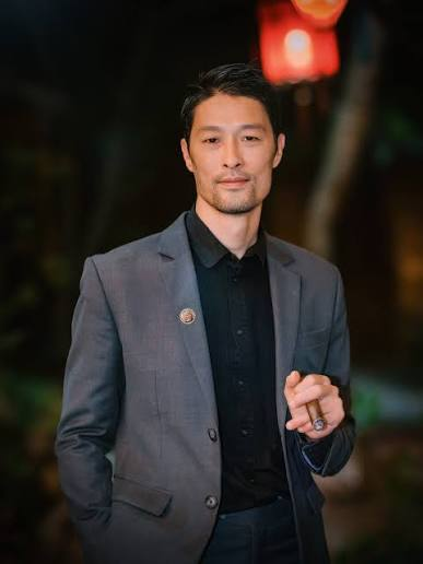 Alt_Logos_35's tweet photo. Vietnamese are more matrilineal compared with East Asians, Vietnamese women historically engaged in large scale exogamy with East Asian men and also European men. 

Viet women by choosing virile north Chinese, Korean, Manchu men produced good looking men like Johnny Tri Ngyuen. https://t.co/ry23GojS9i