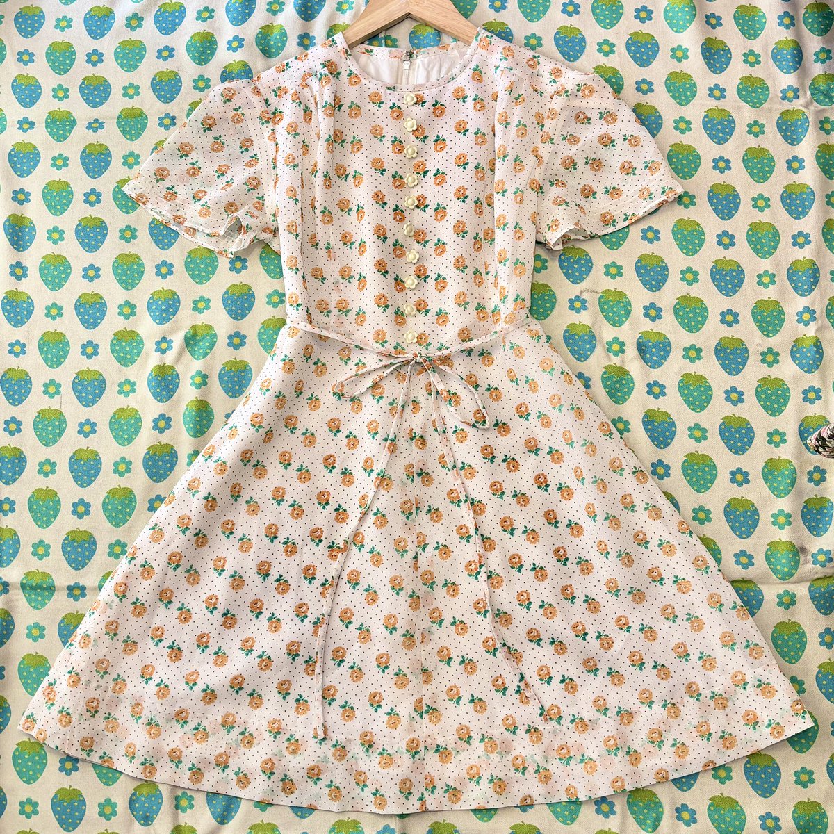 ○通販可能○ 🌼60's onepiece🌼 お色味は白です🪿 ドットにオレンジの