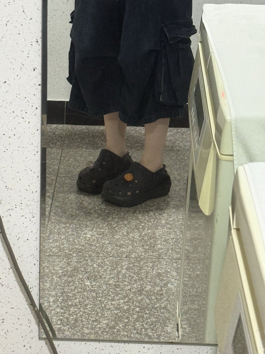 1009day's tweet photo. 원래 반바지도 잘 안입고 맨발로도 밖에 잘 안나가지만
오늘의 비는 어쩔수 없었슴
네일아트 받고올게요 뿌슝 https://t.co/MeWaufCMqV