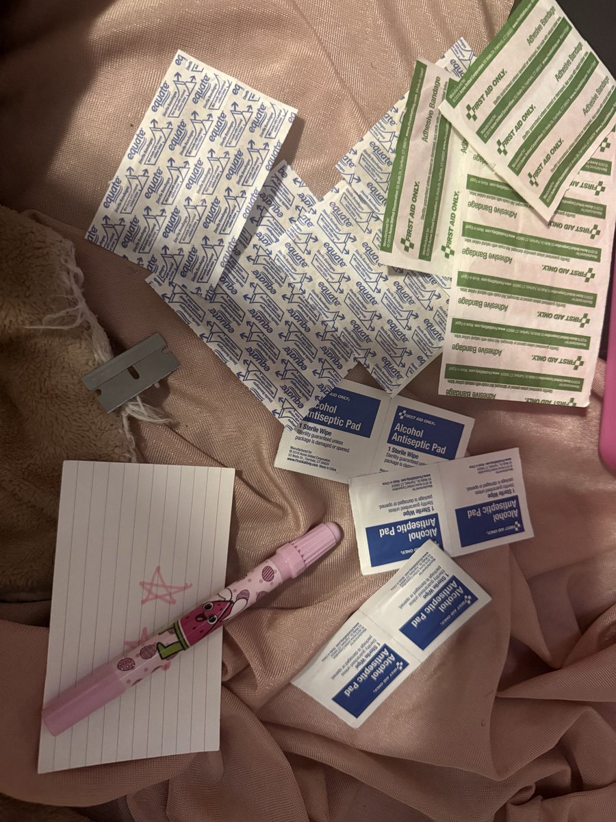 Blehhhxj's tweet photo. My cute little kit 𑣲
I love it sm but I’m running out of bandages 😞

Kit consists of: Lots of bandages, alcohol wipes, and a scented marker for designing or just doodling .ᐟ.ᐟ
#shtwt #shhtwt #groommetwt 

FAKE BLOOD!!!! REALISTIC CGI!! https://t.co/I20Txskvxq
