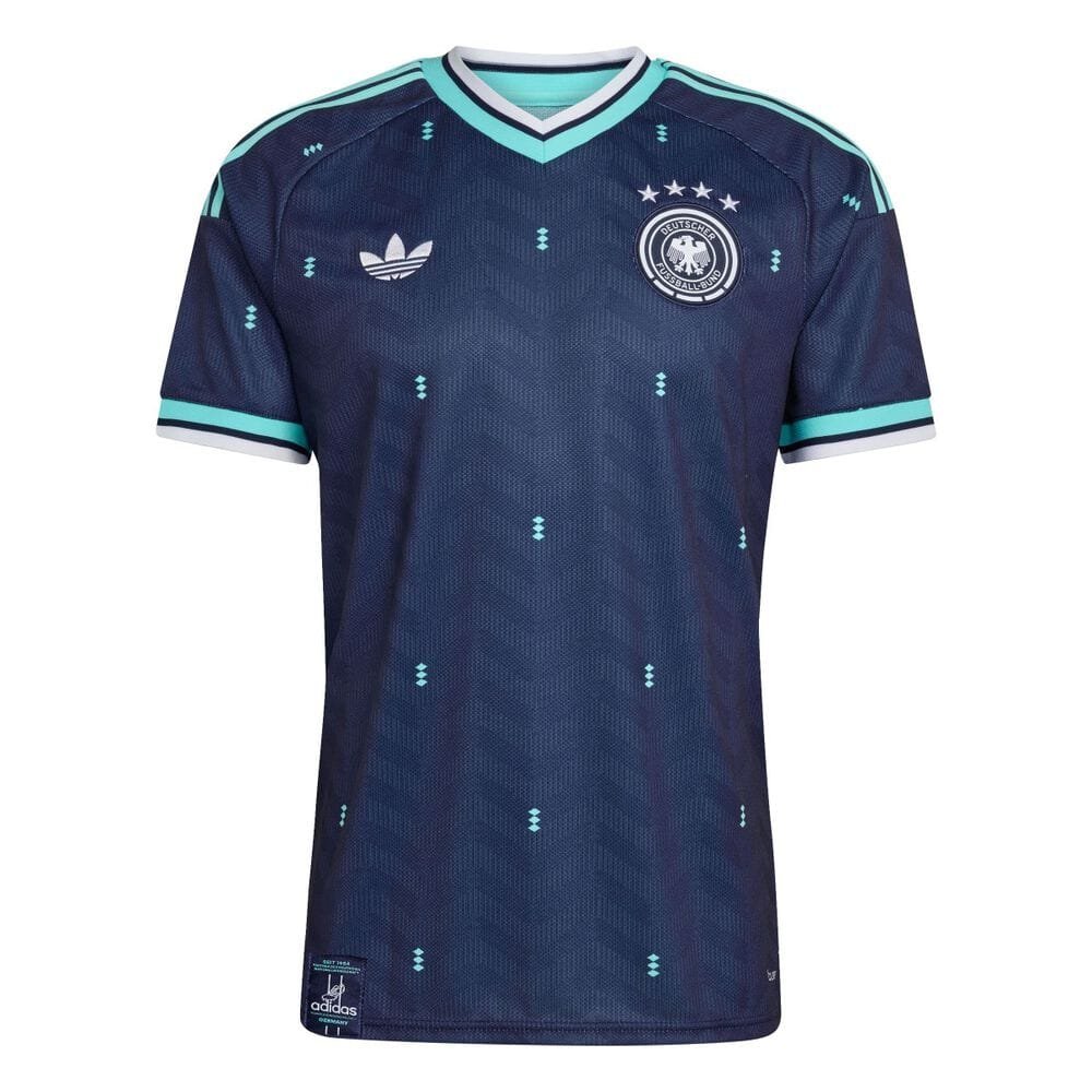 danazz09's tweet photo. Lazy by @adidasfootball. And who at @NUFC approved this? #nufc #adidas #trefoil #notgoodenough https://t.co/v0jd1TBYPj