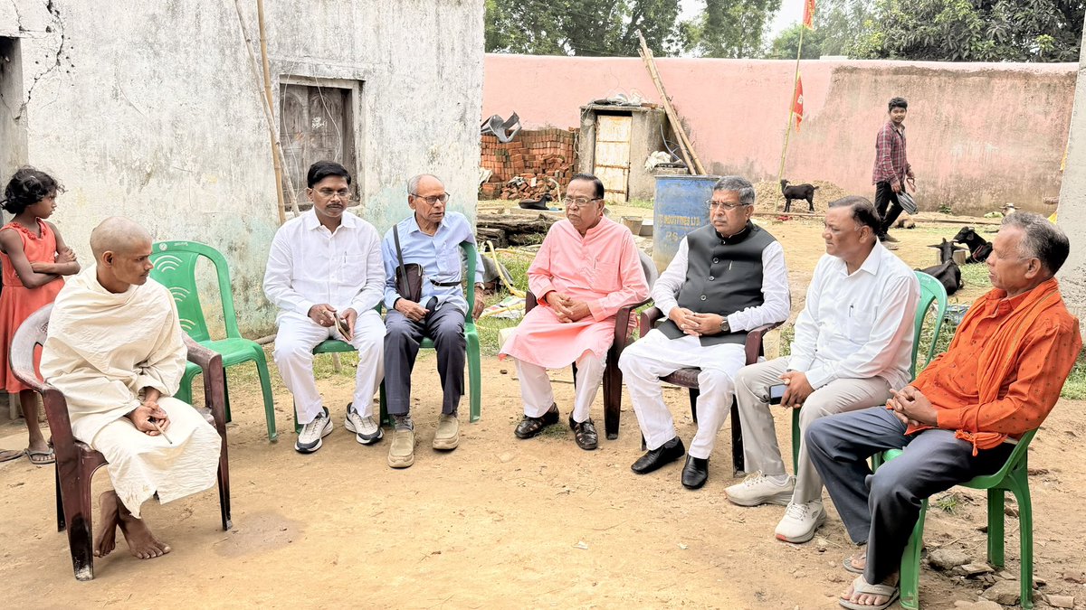 AdityaPdSahu's tweet photo. 3 जुलाई को रांची जिला अंतर्गत ओरमांझी प्रखंड के ग्राम हाथबाल निवासी स्वर्गीय जयपाल महतो जी का जंगली हाथी के हमले में गंभीर रूप से घायल होने के बाद रिम्स में उपचार चल रहा था। दुर्भाग्यवश कल उनका निधन हो गया।

आज उनके आवास पहुंचकर शोकाकुल परिजनों से भेंट कर अपनी गहरी संवेदनाएं व्यक्त कीं तथा दिवंगत आत्मा की शांति एवं परिजनों को इस असहनीय दुःख को सहन करने की शक्ति प्रदान करने हेतु ईश्वर से प्रार्थना की।

साथ ही, दूरभाष के माध्यम से डीएफओ से वार्ता कर पीड़ित परिवार को वन विभाग की ओर से देय मुआवजा एवं अन्य सभी सरकारी सहायता यथाशीघ्र उपलब्ध कराने का आग्रह किया, ताकि इस कठिन समय में परिवार को आवश्यक संबल मिल सके।

इस दौरान पूर्व सांसद श्री रामटहल चौधरी जी, भाजपा नेता श्री अमरनाथ चौधरी जी, श्री मानकी राजेंद्र साही जी एवं डॉ. पारस नाथ महतो जी भी उपस्थित रहे।

@blsanthosh