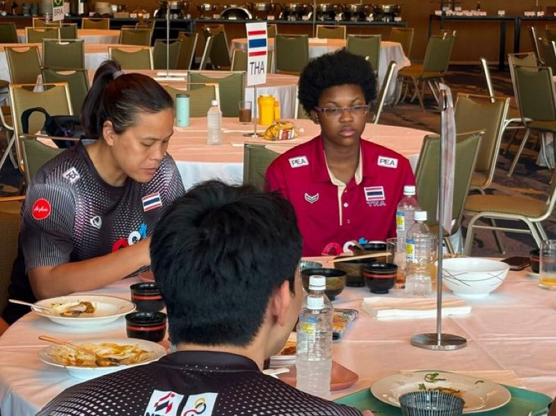 BsongP's tweet photo. เซร่า(ไม่ได้)ถาม“กุมาทำที่นี่ว่ะคะ” 😂
#วอลเลย์บอลหญิง https://t.co/rUqzPe7hLv