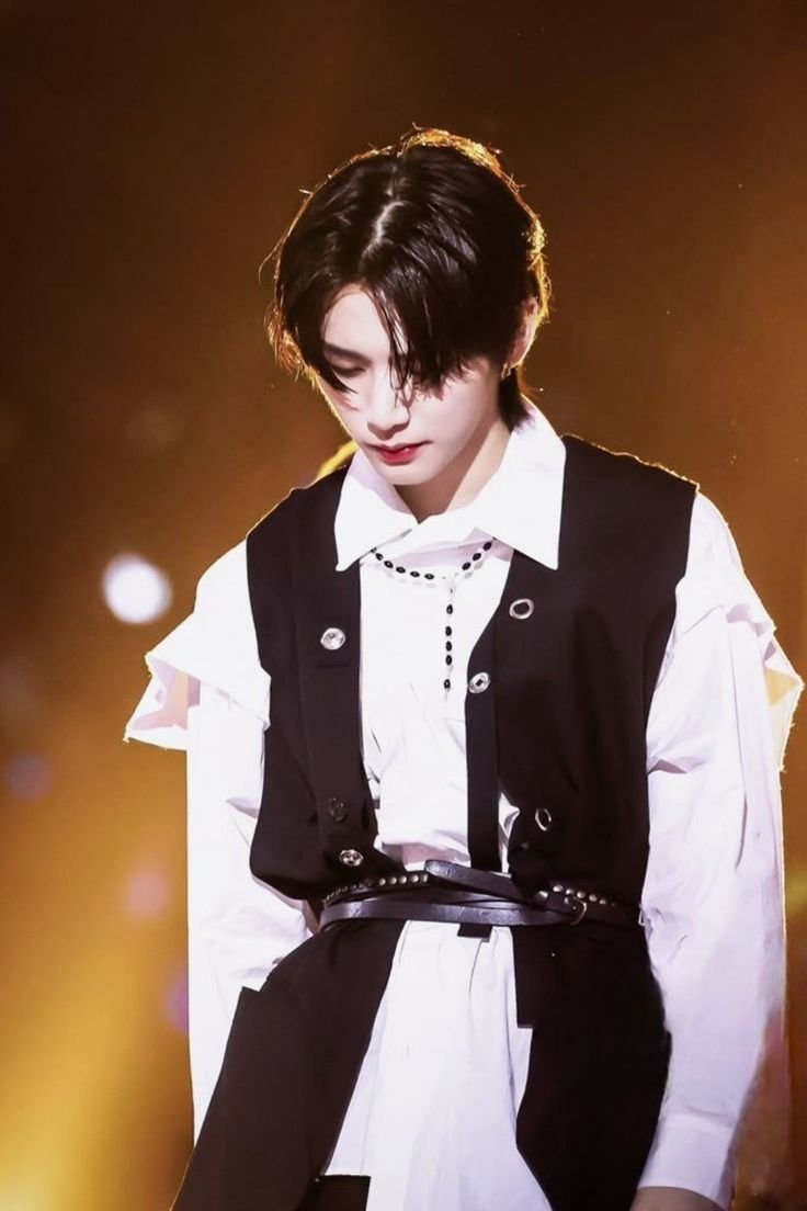 _mxir0's tweet photo. 이 분은 어느나라 왕자님이세요? https://t.co/9avQhna2l1