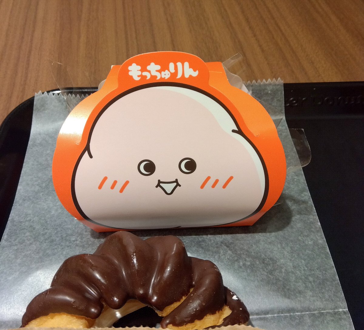 0shihoko0's tweet photo. 平日の夕方。普通にドーナツ食べたくてミスド行ったら野生のもっちゅりんおった🤣前、すごい行列できてたけど普通に買えた。美味しく頂いたけど、個人的な好みはポン・デ・リングかな🍩 https://t.co/tre4ytiLgI