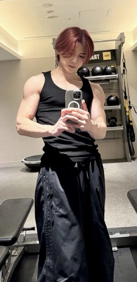 azwulann's tweet photo. honestly tf is KQ doing?? why is my boy Yeosang skinny now💔 https://t.co/SiglmiebBD