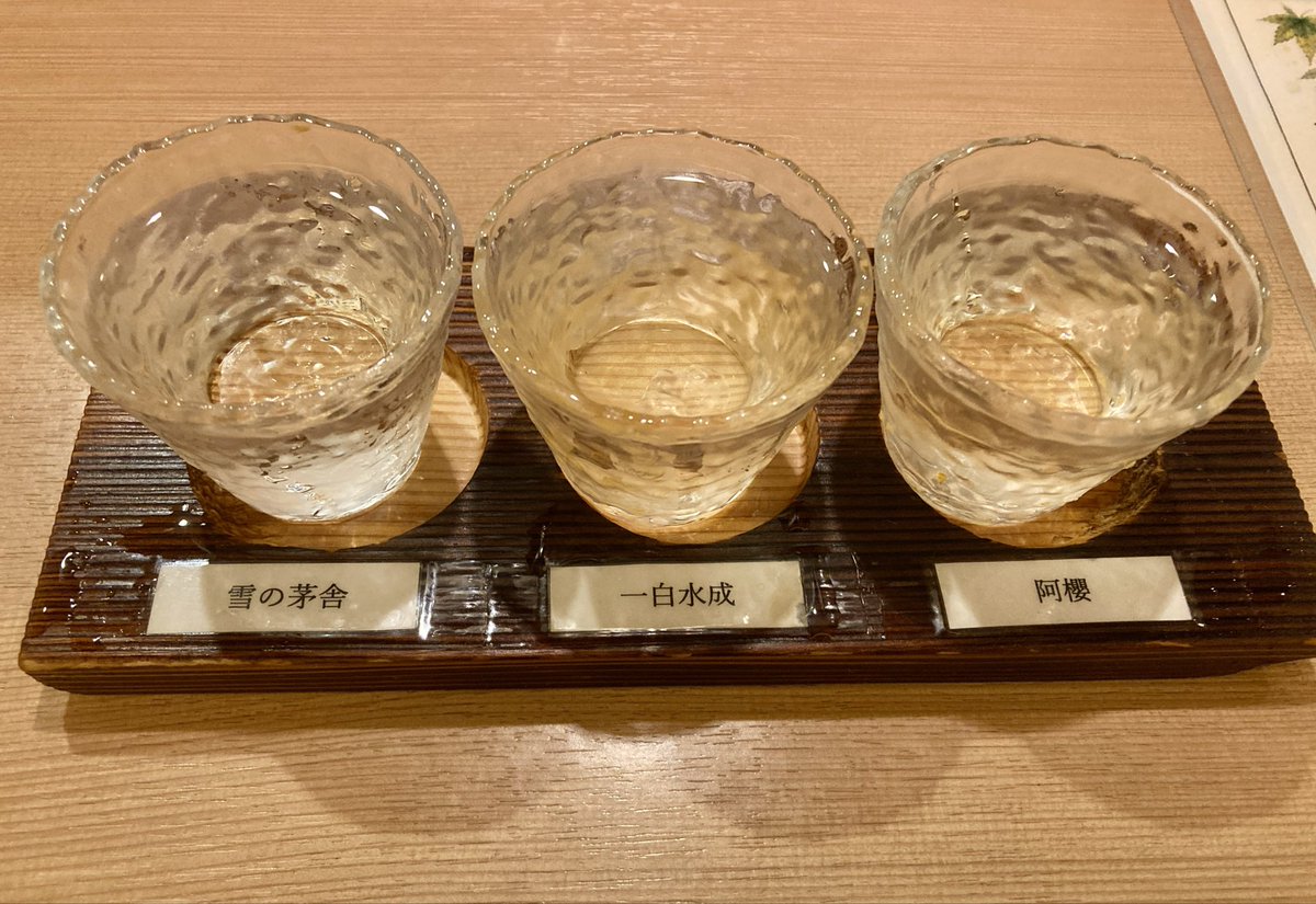 obusawa's tweet photo. 仕事帰りにどうしても日本酒の口だったので北の酒を利き酒しにきた🍶
甘い、ノーマル、辛いと言った程でお出しされ、案の定我は阿櫻が一番好きなのであった展開他二つも飲みやすくてゆっくり嗜めたのが嬉しい
前菜セットが豪華で、もうこれだけでいいかな！とホクホクしながら旨みを堪能する https://t.co/tMGWllIbWO