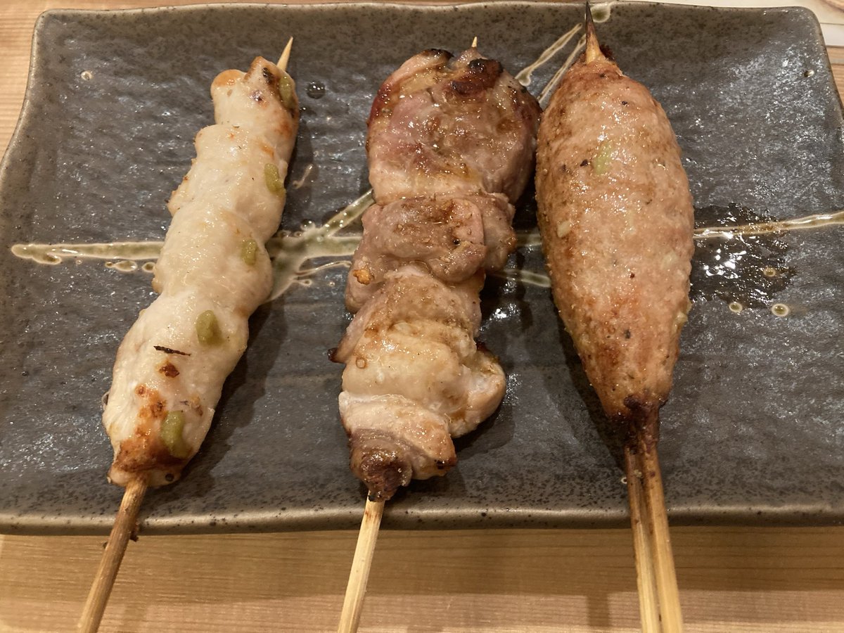 obusawa's tweet photo. 仕事帰りにどうしても日本酒の口だったので北の酒を利き酒しにきた🍶
甘い、ノーマル、辛いと言った程でお出しされ、案の定我は阿櫻が一番好きなのであった展開他二つも飲みやすくてゆっくり嗜めたのが嬉しい
前菜セットが豪華で、もうこれだけでいいかな！とホクホクしながら旨みを堪能する https://t.co/tMGWllIbWO