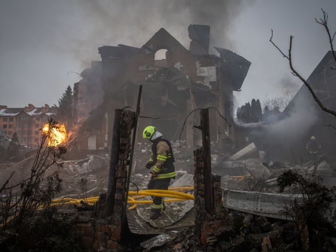 f_onori's tweet photo. «Stanno costruendo apposta una minaccia russa», dice #Conte dal palco di Napoli, scivolando sempre più sul terreno della più sfacciata propaganda del Cremlino.

Lo dica alle famiglie di Kyiv che scavano tra le macerie. Ai bambini feriti dai missili. Ai polacchi che fanno decollare i caccia per difendere i propri cieli.

È questa la politica estera del campo largo? Una coalizione fondata sulla negazione della realtà non rappresenta un'alternativa di governo: è una resa.