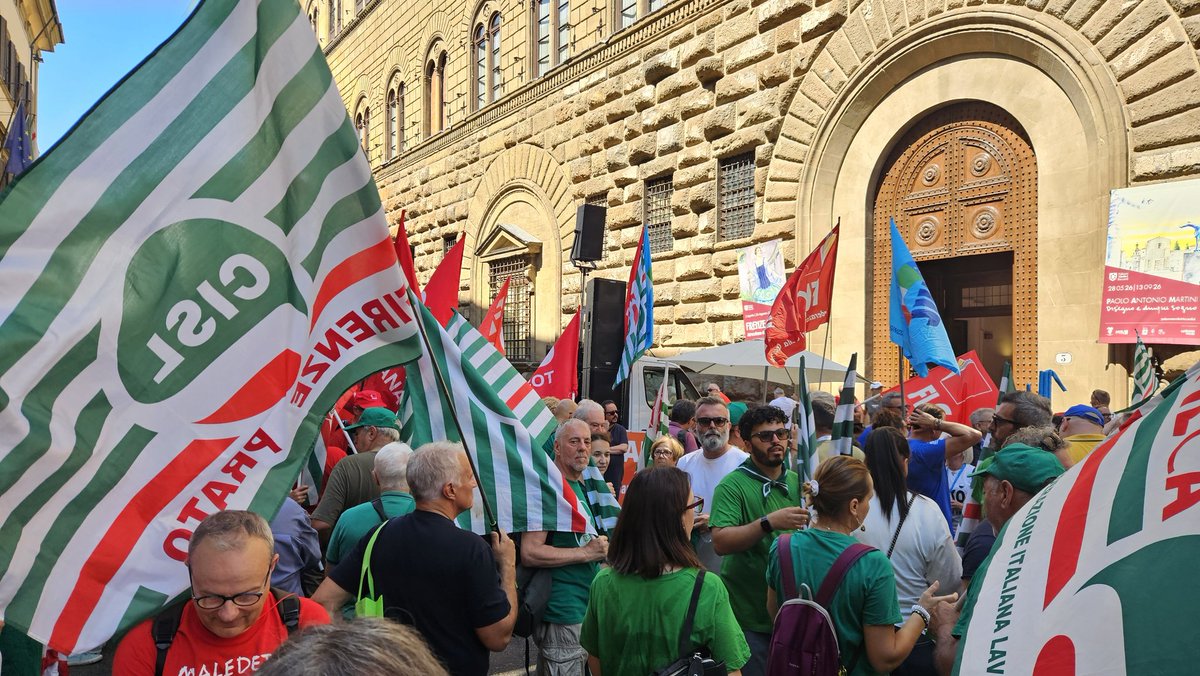 CislToscana's tweet photo. In migliaia in corteo per le strade di Firenze per 'Salvare l'industria, tutelare il lavoro'. 
@cgiltoscana @uiltoscana #Cisltoscana https://t.co/aWWJ2He1nr