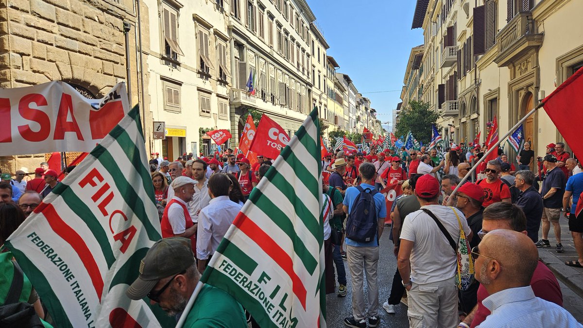 CislToscana's tweet photo. In migliaia in corteo per le strade di Firenze per 'Salvare l'industria, tutelare il lavoro'. 
@cgiltoscana @uiltoscana #Cisltoscana https://t.co/aWWJ2He1nr