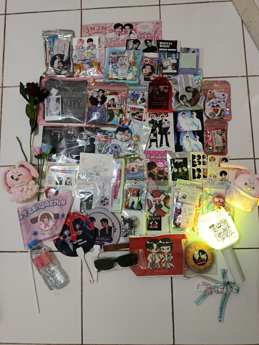 augsmin_'s tweet photo. HUEEE BANYAK BANGET THANK YOU NOMINIST YG UDAH KASIH AKU FREEBIES LUCUUU INI SEMUAAA🥹🩵🩷

@pinkmatteid @mamah_moza88 @3jspace @smowlbubble @yummyammiee @sshhclly @p0utlee @aurellowy @nominiiiist @piejenbaby @do0kdyya @najeminely @teuqueen @faurjenf @zenowleee @beeblossom21 https://t.co/7sCfOAdCq6