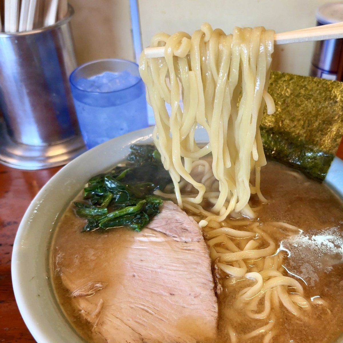 teruo_nk's tweet photo. 高根家(八王子市)🍜100

八王子市/野猿街道沿いの家系ラーメンの高根家へ。　ホントにクラシックでちょい荒々しさも感じる本格家系ラーメン👌　途中でニンニクとショウガでブーストすれば懐かしさ満開の味、旨い✌️ もちもち麺(固め非推奨)も肉肉しい焼豚も👍　　やっぱ大満足でご馳走様でした🙏 https://t.co/Uzh6ST7pRa