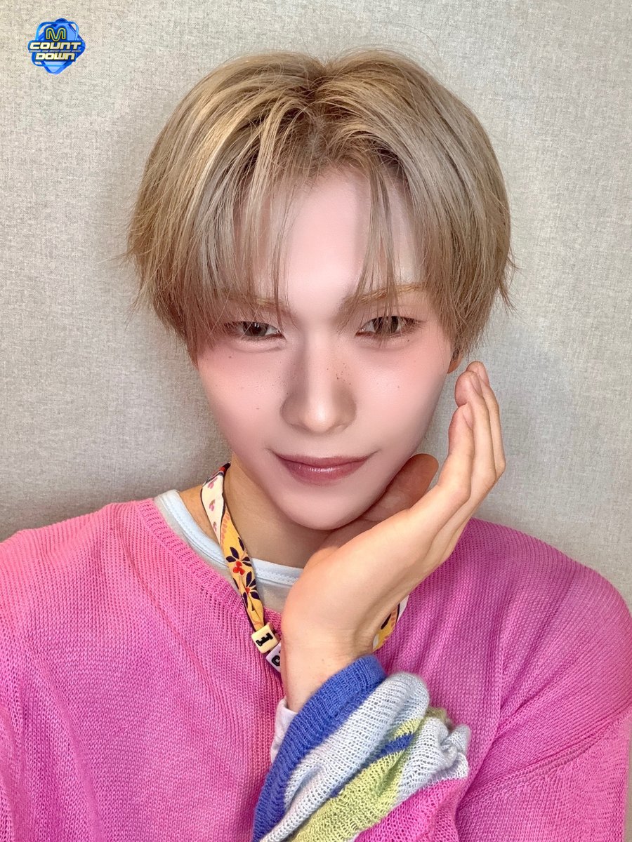 MnetMcountdown's tweet photo. 베이온 데뷔해서 뽀뽀뽀🎶 베이온 무대 보면 뽀뽀뽀🎵베이온 잘생겨서 뽀뽀뽀💘 엠카에서 본방에서 만나요 뽀뽀뽀❣️ 우리 베이온이 귀엽고 잘생겼고 착하고 다 해서 MUAH 😗

#엠카운트다운 #MCOUNTDOWN
#VAYONN #베이온 https://t.co/V8bcKT2buq