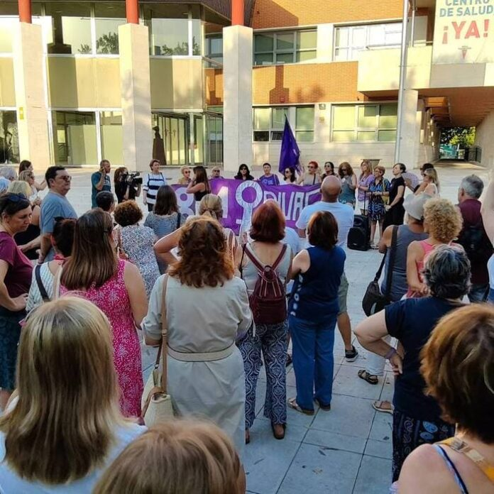 rivasactual's tweet photo. Alrededor de 200 personas condenan en Rivas las grabaciones en video en un centro de masajes y piden el fin de los abusos sexuales @MujeresRivas @rivasylibres https://t.co/8Wj5mj6A47 https://t.co/gpksAQghdQ