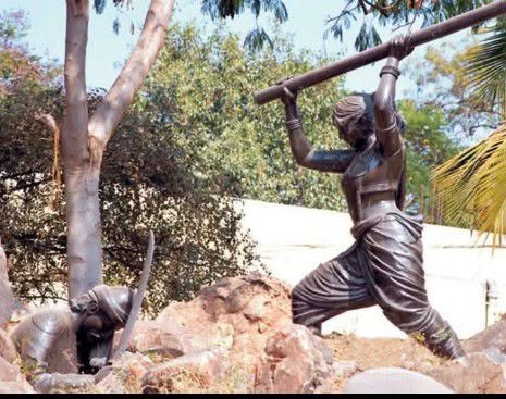 Maha_Periyavaa's tweet photo. மறைக்கப்பட்ட வரலாறு 🚩🚩🚩
மைசூரை ஆண்ட திப்புசுல்தானின் தந்தையாகிய ஹைதர் அலிக்கு சித்ரதுர்காவை பிடிக்கும் ஆசையில் கோட்டைக்கு கொஞ்சம் தொலைவில் மறைவாக தனது படையை நிறுத்திவிட்டு கோட்டைக்குள் நுழையும் வழியை கண்டுபிடித்து வருமாறு இரண்டு ஓற்றர்களை அனுப்பி வைக்கின்றார்.

ஒற்றர்களும் அந்தப் பகுதி மக்கள் போல வேடமணிந்து கோட்டையை சுற்றிச்சுற்றி வந்த பொழுதிலும் அவர்களால் கோட்டைக்குள் எவ்வாறு நுழைவது என்பதை கண்டறிய முடியவில்லை. 

களைத்துப் போன அவர்கள் ஒரு மர நிழலில் அமர்ந்தவாறு இந்தக் கோட்டைக்குள் நுழையும் வழியை நம்மால் கண்டறிய முடியவில்லையே, இதை ஹைதர் அலியிடம் சொன்னால் நம் தலையை வேறு காவு வாங்கி விடுவாரே என்று புலம்பிக் கொண்டிருந்தனர். 

அப்பொழுது அவர்கள் பேசியதை மறைந்திருந்து கவனித்த கோட்டையின் தூய்மைப் பணியாளரான ஒபாவ்வா என்ற பழங்குடியினப் பெண் தனது தோழி ஒருத்தியை சைகையின் மூலமாக தன் அருகில் வரவழைத்து அவளிடம் நம் அரசர் எதிரிகள் யாரும் கோட்டையினுள் நுழையாதவாறு கோட்டையை பலமாக கட்டியுள்ளார். 

ஆனால் தூய்மைப் பணியாளர் களாகிய நமக்கு தெரிந்து எதிரி கள் நுழைவதற்கு வசதியாக ஒரு இடம் இருக்கின்றது என்றால் அது கோட்டையின் கழிவுநீர் வெளியேறும் குறுகலான ஓட்டைதான்! 

இரவு நேரத்தில் காவல் இருக்கும் சொற்ப வீரர்களைத்தவிர அனைத்து வீரர்களும் உறங்கி விடுவதால் கோட்டையில் இருந்து கழிவுநீர் எதுவும் அந்த ஓட்டையின் வழியாக வெளியேறாது, 

அப்பொழுது எதிரிகள் எறும்பு போல படுத்தவாறு ஊர்ந்து கொண்டே சுமார் 50 அடி தூரம் வரை சென்றால் எளிதில் கோட்டைக்குள் சென்று விட முடியும் என்று ஒற்றர்களில் காதுகளில் விழுமாறு சத்தமாக கூறுகின்றாள்.

இதைக்கேட்டு மகிழ்ந்த ஒற்றர்களும் ஹைதர் அலியிடம் சென்று தூய்மைப் பணியாளரான ஒபாவ்வா கூறியதை அப்படியே ஒப்பிக்கின்றனர்.

உடனே அன்று இரவே நடுச்சாமத்தில் தனது படை வீரர்களை கழிவு நீர் வெளியேறும் ஓட்டை வழியாக கோட்டைக்குள் புகுந்து போர் புரியுமாறு கட்டளையிடுகின்றார் ஹைதர் அலி.

அதன்படியே வீரர்களும் நடுச் சாமத்தில் ஒவ்வொருவராக கொஞ்சமும் அருவருப்பு அடையாமல் கோட்டையின் கழிவு நீர் வெளியேறும் குறுகிய ஓட்டை யினுள் படுத்தவாறு எறும்பு போல ஊர்ந்துகொண்டு மெதுவாக  கோட்டையினுள் நுழைய ஆரம்பிக்கின்றார்கள்.

அப்பொழுது கோட்டையினுள்ளே கழிவுநீர் வெளியேறும் குறுகிய ஓட்டையின்முன் தன் கையால் சாகப்போகும்  முதல் அதிஷ்டசாலி ஹைதர் அலியின் படை வீரனின் வருகையை எதிர்பார்த்து ஒபாவ்வா கையில் உலக்கையுடன் ஆவேசமாக நிற்கின்றாள்.

சிறிதுநேரத்தில் கழிவு நீர் ஓட்டையின் வழியாக கோட்டையினுள் நுழைய மெதுவாக ஊர்ந்துவந்து தலையை நீட்டிய முதல் அதிஷ்டசாலி வீரனின் தலையில் உலக்கையால் ஒரு போடு்போட்டு கபாலத்தைப் பிளந்து மெதுவாக அவனின் உடலை வெளியே இழுக்கின்றாள். 

அந்த உடல் வெளியே வந்ததும் வரிசையில் ஊர்ந்துவரும் அடுத்த வீரன் தனது தலையை ஓட்டையின் வெளியே மெதுவா க நீட்டுகின்றான்,உடனே அவனது தலையில் உலக்கையால் நங்கென்று அடித்து மூளையை சிதறவிட்டு அவனின் உடலை மெதுவாக வெளியே இழுத்து வைக்கின்றாள், 

சில நிமிடங்களில் வரிசைப்படி ஊர்ந்துவரும் அடுத்த வீரன் தலையை வெளியே நீட்டுகின்றான், அவனையும் நடு மண்டையில் உலக்கையில் அடித்து பரலோகம் அனுப்பி அவனது  உடலை மெதுவாக வெளியே இழுக்கின்றாள்,

பிறகு அடுத்த வீரனை போட்டுத் தள்ளுகின்றாள் அவனின் உடலை வெளியே இழுக்கின்றாள் என இப்படியே ஐமபதடி அகலமுள்ள கோட்டைச்சுவருக் குள்ளே இருக்கும் கழிவுநீர் ஓட்டையில் வரிசையாக ஊர்ந் து வரும் வீரர்கள் ஒவ்வொருவராக சளைக்காமல் தன் உலக்கையால் கொன்று குவித்துக் கொண்டே  இருக்கின்றாள்.

பொழுது புலர்ந்து உறக்கம் கலைந்து வீரர்கள் எழுந்து வந்ததும் உலக்கையுடன் ஒபாவ்வா ஹைதர் அலியின் வீரர்களை அடித்து துவம்சம் செய்வதையும் மண்டை பிளந்து இறந்த வீரர்களின் உடல் மலைபோல குவிக்கப்பட்டு இருப்பதையும் பார்த்து விஷயத்தை புரிந்துக் கொண்டனர்.

 உடனே ஆயுதங்களுடன் வெளி யே வந்த அவர்கள், இது வரை விடியவிடிய கோட்டைக்குள் புகுந்த நம் சக வீரர்கள் இந்நேரம் அங்கிருக்கும் வீரர்களைக் கொன்றுவிட்டு கோட்டையின் கதவுகளை நமக்காக ஸ்பெஷலாக திறப்பார்கள் என்று காத்திருந்த ஹைதர்அலியின் மிச்ச சொச்ச படை வீரர்களையும் அக்குவேறு ஆணி வேறாக பிரித்து மேய்ந்துவிட்டார்கள்.

நண்பர்களே நாம் அனைவரும் வரலாற்றுப் பாடப்புத்தகங்களி ல் ஹைதர் அலியைப் படித்திருக்கின்றோம் அவரது மகன் திப்பு சுல்தானைப் படித்திருக் கின்றோம், ஆனால் நடுவில் இருக்கும் கொஞ்ச பக்கங்களைக் காணோம் என்பது போல மதம் கொண்ட ஒற்றைப் பெண் யானையாக வீரதீரச் செயல் புரிந்த  ஒபாவ்வாவை படித்திருக்கின்றோமா என்றால் இல்லை!