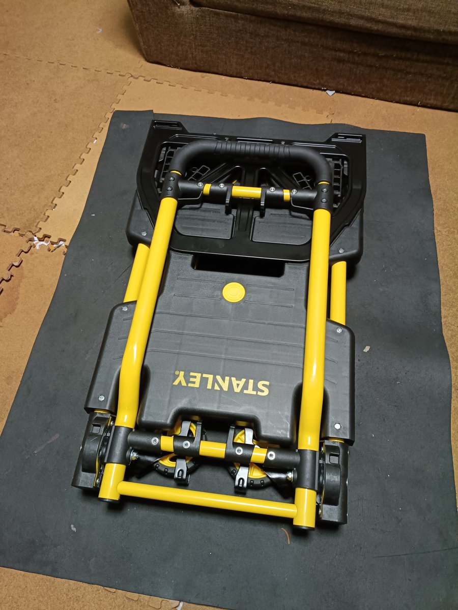 aAtBWc7dvFGm2mh's tweet photo. Amazonのセールで買ったもの、もう一つがこれ
STANLEYの折りたたみ式 台車、なんとカートにも変形できる、作りはかなりがっしりしている、台車状態は耐荷重137KG、カート状態は70KGだ！ https://t.co/HvXtrGNdnt