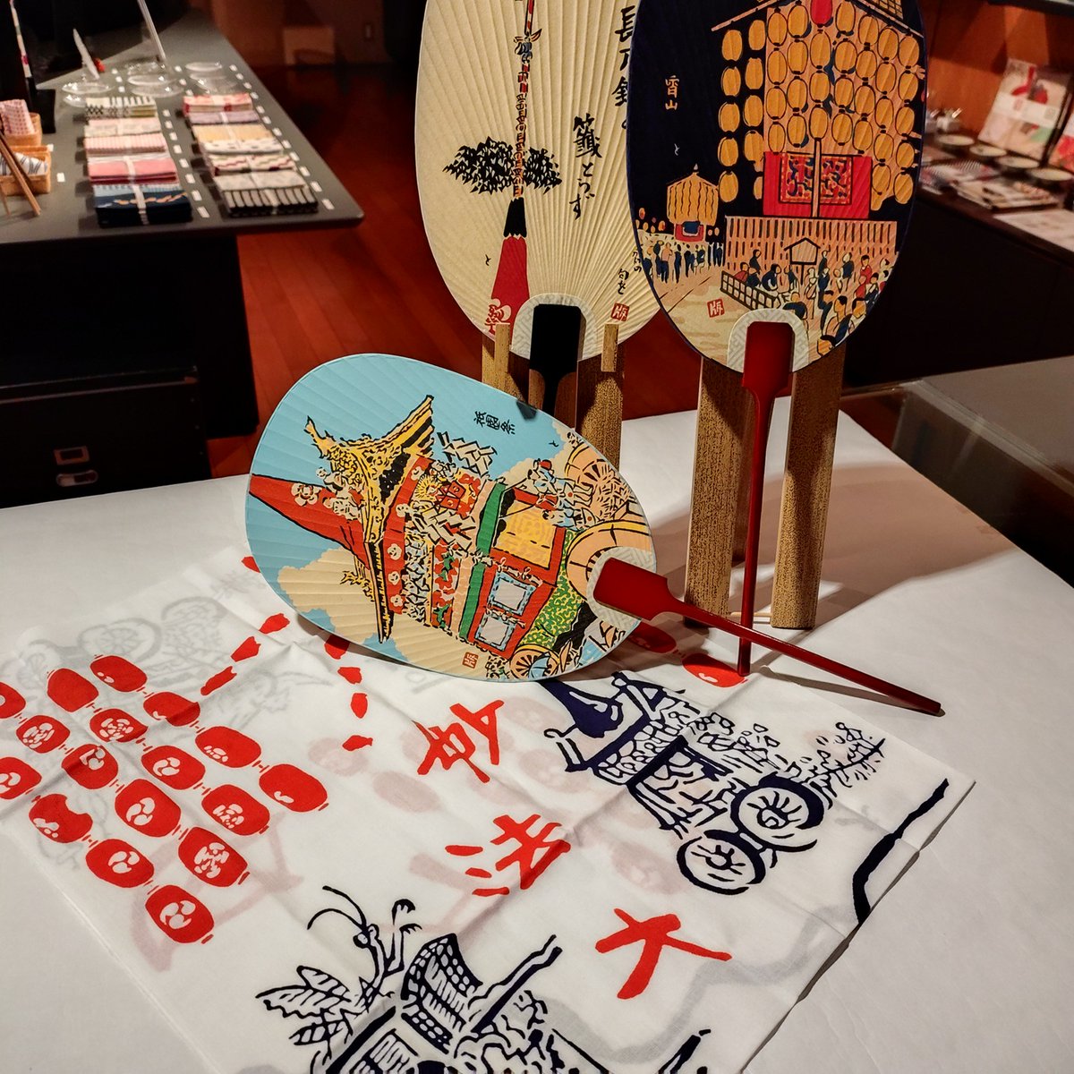 HosomiMuseum's tweet photo. 【ARTCUBE SHOP 美術館店】

#祇園祭 真っ最中の京都。
コンチキチンの鐘の音が響く町で、鉾を見ながらそぞろ歩きを楽しみませんか？

京都徳力版画館より、夏を彩る粋なアイテムが入荷中📝

祇園祭団扇 各1,650円
祇園祭/大文字手拭い 1,320円
かや織ふきん 各660円 https://t.co/7t2Fk3NlHd