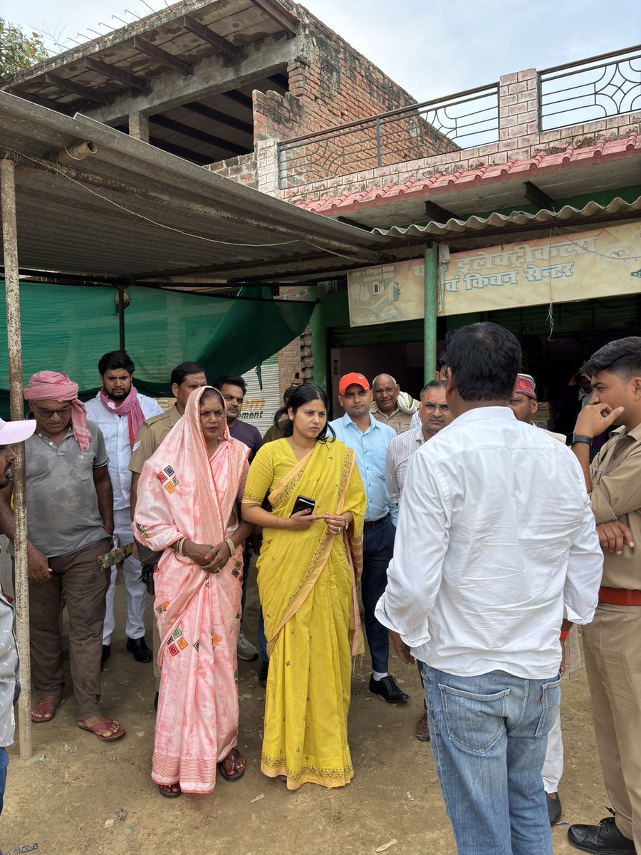 PriyaSarojMP's tweet photo. कल संसदीय क्षेत्र मछलीशहर के विधानसभा केराकत अंतर्गत NH-233 के निर्माण कार्य के दौरान ग्रामसभा रामदेवपुर में स्थित सार्वजनिक मार्ग (गाटा संख्या-300) के आवागमन अधिकार की सुरक्षा एवं स्थानीय ग्रामीणों की सुविधा सुनिश्चित करने के उद्देश्य से NHAI के अधिकारियों के साथ मौके पर निरीक्षण किया।

निरीक्षण के दौरान अधिकारियों को स्पष्ट निर्देश दिया कि ग्रामसभा के नागरिकों के आवागमन में भविष्य में किसी भी प्रकार की बाधा उत्पन्न न हो, इसके लिए यहां सर्विस रोड का निर्माण प्राथमिकता के आधार पर सुनिश्चित किया जाए।