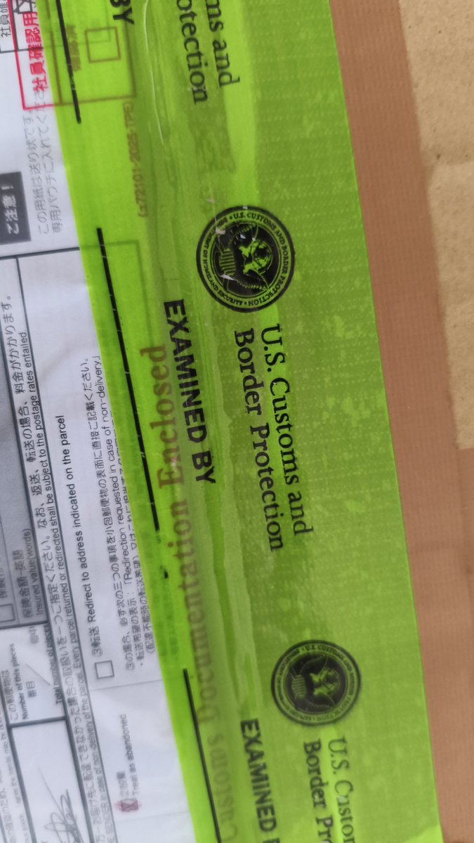 Kitana_Ly's tweet photo. Que un amigo que vive en Japón me mande unos regalos y @Correos me cobre 3€ por cada objeto que hay dentro (cuando indican que es sólo para comercio y esto obviamente no lo es). Y que encima la aduana de América me lo haya abierto?? Me explicáis?? https://t.co/Qz3S1J0zI8