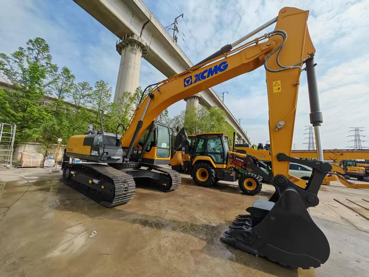 Ciel001204's tweet photo. 🚜 Two Powerful Solutions for Mining Projects.
🔹 XE215G – 21 Ton Excavator
🔹 XE310D – 30 Ton Excavator
🌍 Widely used in Madagascar, DR Congo, Zimbabwe, and other African mining markets. 
#XCMG #XE215G #XE310D #Excavator #Mining #NickelMining #CopperMining #CobaltMining https://t.co/bqkJRD6wF2