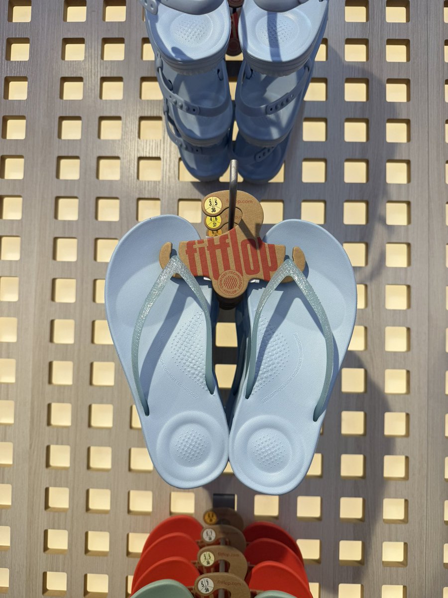 weirderday__'s tweet photo. ใครชอบใส่รองเท้าแตะขอแนะนำ flipflop รุ่น  iqushion🩴🫧 ใส่สบายมากกกๆๆ ไม่ปวดเท้าเลย ใครเป็นรองช้ำ เท้าแบน มาลองอันนี้ได้ ปกตินี่ชอบใส่ oofos แต่อันนี้มันเข้ากับเสื้อผ้าง่ายกว่า แมชง่าย แล้วมีสีเยอะ ใส่ไปตปทเดิน 20,000 ก้าวก็ทำมาแล้ว555 พสเกาฮิตมาก คือสบายจริง แนะนำเลยค่ะ👌🏼🤍 https://t.co/VEB8FIISgz
