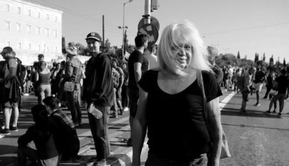 mera25_gr's tweet photo. Με θλίψη και συγκίνηση το ΜέΡΑ25 αποχαιρετά μια σπουδαία γυναίκα και μια υπέροχη συνοδοιπόρο, την Πάολα Ρεβενιώτη, που έφυγε τα ξημερώματα από τη ζωή από ανακοπή.

Η Πάολα δεν υπήρξε απλά μια πρωτοπόρος ακτιβίστρια του κινήματος των τρανς, υπήρξε ένα ζωντανό υπόδειγμα θάρρους και περηφάνιας για χιλιάδες παιδιά που μπόρεσαν να μιλήσουν ανοιχτά για το φύλο τους, να σταματήσουν να κρύβονται και να αντιμετωπίσουν με προσωπική και συλλογική δύναμη τον θεσμικό, αλλά και τον κοινωνικό ρατσισμό.

Η Πάολα γεννήθηκε στον Πειραιά και μεγάλωσε στο Κερατσίνι. Φοίτησε στη Σχολή Υπαξιωματικών του Πολεμικού Ναυτικού στον Πόρο, χωρίς να αποφοιτήσει, καθώς διώχθηκε με ρατσιστικό τρόπο.

Εντάχθηκε από πολύ νωρίς στο κίνημα για την απελευθέρωση των τρανς, ούσα η πρώτη πρόεδρος του Σωματείου Αλληλεγγύης Τρανς Ελλάδας. Εξέδωσε το θρυλικό περιοδικό «Κράξιμο», το πρώτο μεγάλης εμβέλειας έντυπο που ασχολήθηκε με τα ζητήματα της ΛΟΑΤΚΙ+ κοινότητας. Παράλληλα με τη δράση της αυτή, υπήρξε πάντα πολιτικοποιημένη, συμμετείχε σε πολλά εγχειρήματα, ανάμεσά τους αυτό των Οικολόγων – Εναλλακτικών το 1989, με τους οποίους υπήρξε υποψήφια και από το 2019 στο ΜέΡΑ25 και το DiEM25. Υπήρξε υποψήφια βουλεύτρια και ευρωβουλεύτρια του ΜέΡΑ25 στις εκλογές του 2019, του 2023 και του 2024.

H ίδια η Πάολα, θύμιζε ότι «πήρε το πτυχίο της στη Λεωφόρο Συγγρού και έκανε μεταπτυχιακό στην οδό Αθηνάς και διδακτορικό στη Λεωφόρο Καβάλας».
Στη ζωή της, μέσα από τη δράση της και από το κινηματογραφικό της έργο, επέλεξε να μη σιωπήσει ποτέ για τα βιώματά της, ακόμα και τα πιο δύσκολα, τον ρατσισμό, τους εκβιασμούς και τις κακοποιήσεις που είχαν να αντιμετωπίσουν οι ΛΟΑΤΚΙ+ στον αγώνα τους για επιβίωση και χειραφέτηση, συμβάλλοντας να βγουν χιλιάδες ζωές από τη ντουλάπα. Ταυτόχρονα, συνέδεε πάντα αυτόν τον αγώνα με τον αγώνα των φτωχών, απέναντι στον κόσμο των προνομίων.

Μεγάλωνε εδώ και 20 χρόνια ένα παιδί.
Η απώλεια της Πάολας Ρεβενιώτη αφήνει φτωχότερο τον κόσμο των δικαιωμάτων, της αλληλεγγύης, της περηφάνιας και της χειραφέτησης. Όμως η πολιτεία της σε αυτόν τον κόσμο, τον έχει καταστήσει εδώ και χρόνια πολύ πιο πλούσιο.

Κρατάμε την παρακαταθήκη της για μια απενοχοποιημένη αριστερά, για μια ζωή γεμάτη αγάπη, ερωτισμό και περηφάνια.
Σε αποχαιρετάμε σπουδαία συντρόφισσα.