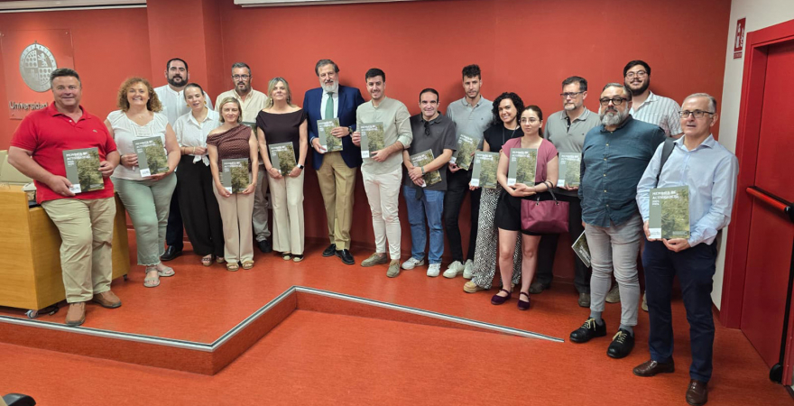 ujaen's tweet photo. El Living Lab Andaluz presenta su memoria anual consolidándose como un referente en innovación para el olivar.

La UJA impulsa este ecosistema de colaboración que conecta investigación, sector agrícola y empresas para avanzar hacia una agricultura más sostenible y competitiva. https://t.co/W9NixfV5TF
