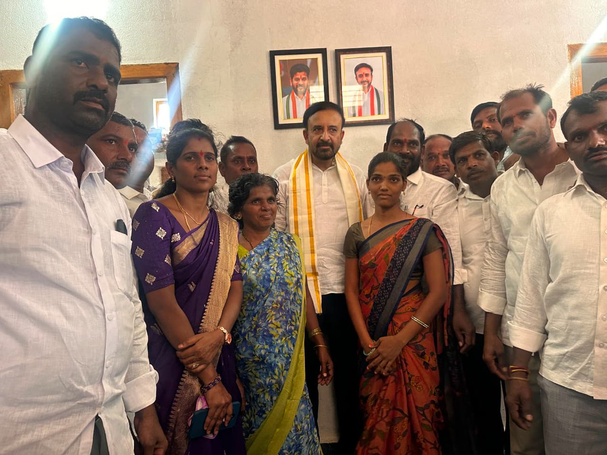 MadanMohanINC's tweet photo. ప్రజా అభివృద్ధికి మరో అడుగు – రూ.40 లక్షల పనులకు శ్రీకారం చుట్టిన ఎమ్మెల్యే మదన్ మోహన్ గారు.

ఎల్లారెడ్డి ఎమ్మెల్యే మదన్ మోహన్ గారు సదాశివనగర్ మండలం మార్కల్ గ్రామంలో అభివృద్ధి పనులకు శ్రీకారం చుట్టారు. గ్రామంలో రూ.30 లక్షల వ్యయంతో చేపట్టనున్న సీసీ రోడ్డు నిర్మాణ పనులకు శంకుస్థాపన చేయడంతో పాటు, రూ.10 లక్షల వ్యయంతో నిర్మించనున్న మహిళా సంఘ భవనానికి భూమిపూజ నిర్వహించారు.

అనంతరం గ్రామంలో నిర్మాణం పూర్తయిన ఇందిరమ్మ ఇంటిని ప్రారంభించి లబ్ధిదారులకు శుభాకాంక్షలు తెలిపారు. ఈ సందర్భంగా ఎమ్మెల్యే మదన్ మోహన్ గారు మాట్లాడుతూ, గ్రామీణ ప్రాంతాల్లో మౌలిక సదుపాయాల కల్పనతో పాటు మహిళల సాధికారతకు అవసరమైన వసతుల ఏర్పాటుకు కాంగ్రెస్ ప్రభుత్వం ప్రత్యేక ప్రాధాన్యత ఇస్తోందన్నారు. ప్రతి గ్రామాన్ని అన్ని రంగాల్లో అభివృద్ధి చేయడమే ప్రభుత్వ లక్ష్యమని, ప్రజలకు ఇచ్చిన హామీలను దశలవారీగా అమలు చేస్తున్నామని పేర్కొన్నారు.

ఈ కార్యక్రమంలో స్థానిక ప్రజాప్రతినిధులు, కాంగ్రెస్ పార్టీ నాయకులు, వివిధ హోదాల్లో ఉన్న పార్టీ నాయకులు, మహిళా నాయకులు, అధికారులు, కార్యకర్తలు, గ్రామ పెద్దలు, గ్రామస్థులు పెద్ద సంఖ్యలో పాల్గొన్నారు.