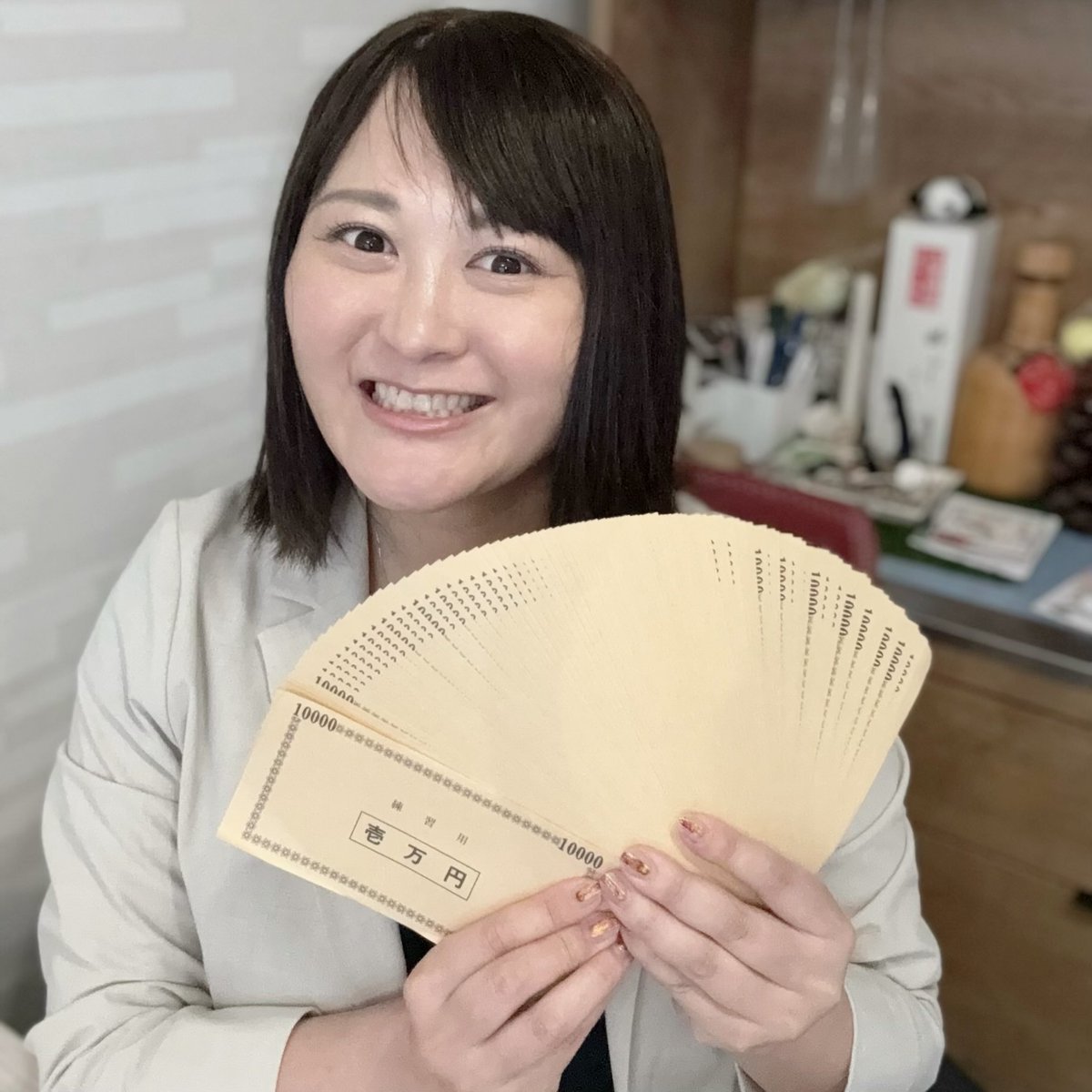 uchi_da_ya's tweet photo. 💴特技を披露するなら #今のうちだ
棚から「札鑑」練習用の札束を発見💴18年ぶりに扇数えをやってみた！
「銀行員なら、お札数えるの得意でしょ？」って言われるわけですが…どや🤗意外とできました！ https://t.co/If7kLH5XMn